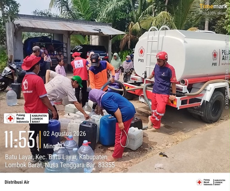 Dokumentasi Pendistribusian Air oleh Relawan PMI LOBAR di Dusun Apit Aik, Desa Persiapan Penanggak, Kecamatan Batulayar, Kabupaten Lombok Barat.
